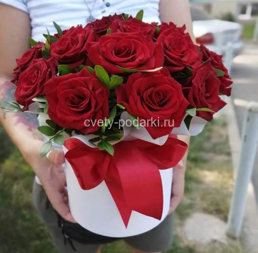 19 красных роз с зеленью в коробке  